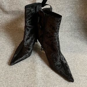 Holiday velvet beaded heels size 6, never worn still in packaging